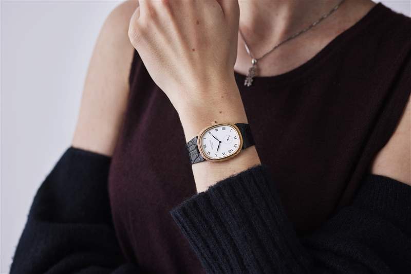 復(fù)古手表兩枚金百達(dá)翡麗,一枚 1980 年代帶有世界時間表圈的 Sinn 計(jì)時碼表,以及一枚 1974 年勞力士蠔式萬年歷腕表-復(fù)刻表