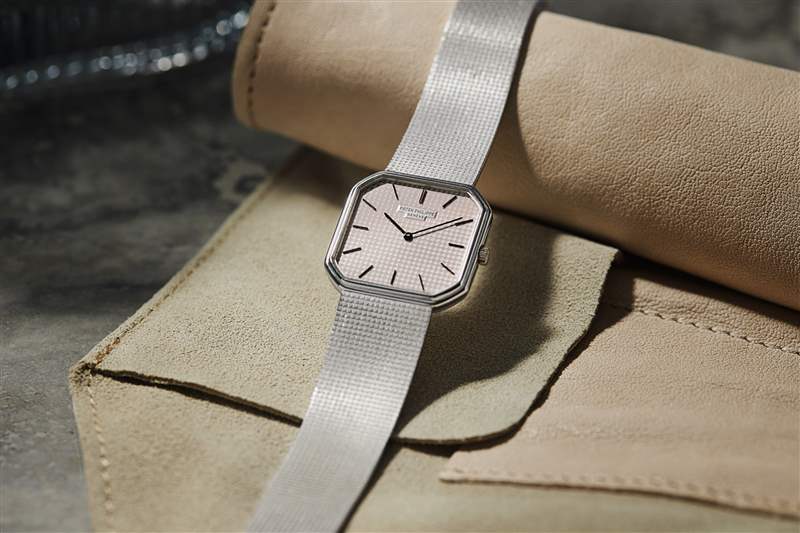 復(fù)古手表兩枚金百達(dá)翡麗,一枚 1980 年代帶有世界時間表圈的 Sinn 計(jì)時碼表,以及一枚 1974 年勞力士蠔式萬年歷腕表-復(fù)刻表