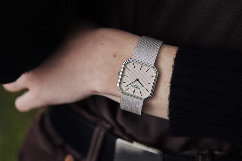 復(fù)古手表兩枚金百達(dá)翡麗,一枚 1980 年代帶有世界時間表圈的 Sinn 計(jì)時碼表,以及一枚 1974 年勞力士蠔式萬年歷腕表-復(fù)刻表