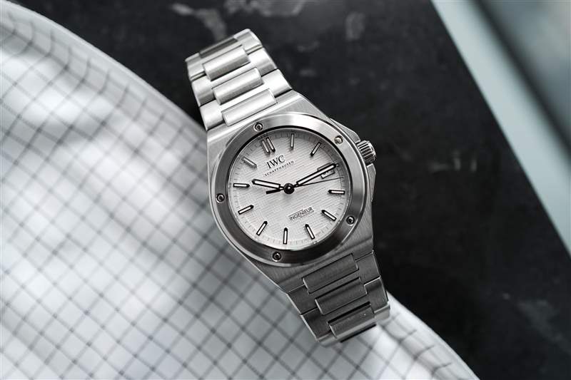 推出全新萬國工程師自動腕表40-復(fù)刻表