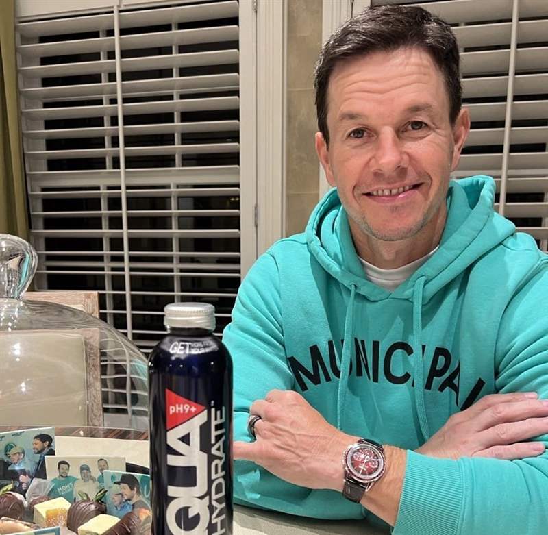 好萊塢大咖馬克華伯格最近超愛(ài)這支表到哪都要戴著它-復(fù)刻表